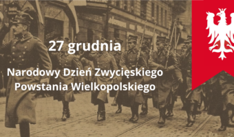 Pocztówka z 1919, maszerujący Powstańcy Wielkopolski. W prawym górnym rogu flaga z orłem z okresu Powstania na czerwonym tle. Napis 27 grudnia Narodowy Dzień Zwycięskiego Powstania Wielkopolskiego.