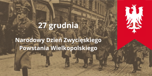 Pocztówka z 1919, maszerujący Powstańcy Wielkopolski. W prawym górnym rogu flaga z orłem z okresu Powstania na czerwonym tle. Napis 27 grudnia Narodowy Dzień Zwycięskiego Powstania Wielkopolskiego.