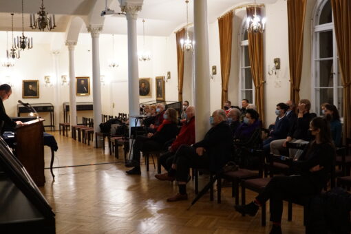 Liczna publiczność w trakcie wykladu.