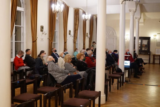 Zdjęcie licznej publiczności w trakcie wykładu.