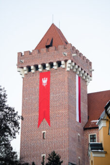 Wieża Zamku Przemysła na wzgórzu Przemysła w Poznaniu na której powieszono flagę powstańczą oraz flagę narodową.