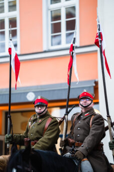 Zdjęcie ułanów na koniach pod pomnikiem.