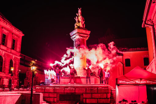 Finał obchodów. Kibice Lecha poznań odpalili race pod pomnikiem Xv pułku Ułanów.