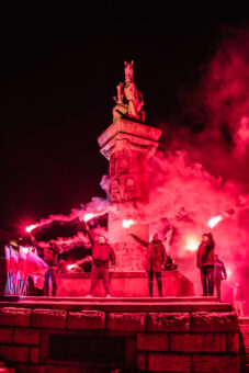 Finał obchodów. Kibice Lecha poznań odpalili race pod pomnikiem Xv pułku Ułanów.