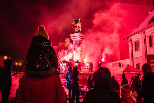 Finał obchodów. Kibice Lecha poznań odpalili race pod pomnikiem Xv pułku Ułanów.