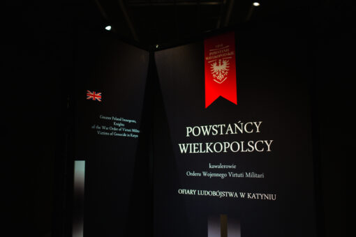 Wernisaż wystawy “Powstańcy Wielkopolscy, kawalerowie Orderu Virtuti Militari, ofiary ludobójstwa w Katyniu” zdjęcie planszy z tytułem wystawy.