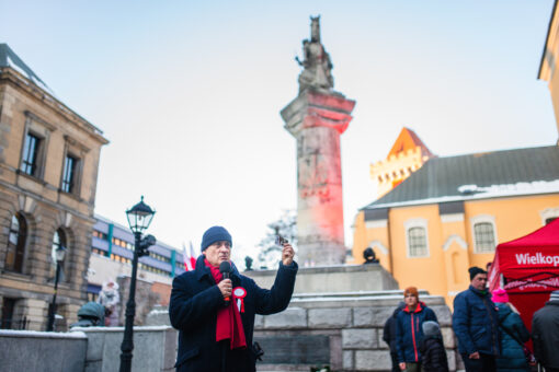 "Obozowisko Powstańcze" pod Pomnikiem XV pułku Ułanów. Na pierwszym planie Dyrektor Wielkopolskiego Muzeum Niepodległości Przemysław Terlecki. W tle Pomnik XV pułku Ułanów oraz wzgórze Przemysła z zamkiem.