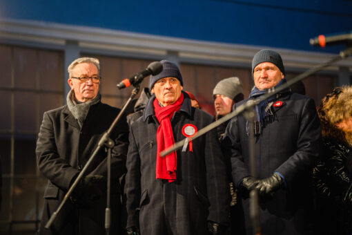 Trzej mężczyźni stoją na scenie od prawej strony: Prezydent Jędrzej Solarski, Dyrektor Wielkopolskiego Muzeum Niepodległości Przemysław Terlecki oraz Prezes Koleji Wielkopolskich Marek Nitkowski.