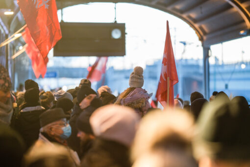 Tłum uczestników na dworcu oczekujących na przyjazd Ignacego Jana Paderewskiego do Poznania.