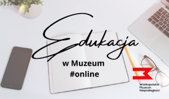 Na biurku białym biurku leży książka, laptop, ołówek i zeszyt. Na środku napis: "Edukacja w Muzeum #online"