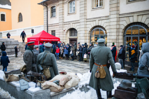 Obchody 103. rocznicy Powstania Wielkopolskiego 1918-1919. Obozowisko powstańcze - piknik historyczny u zbiegu ul Ludgardy oraz Paderewskiego, pod pomnikiem XV pułku Ułanów - grupa rekonstrukcji historycznej prezentuje broń oraz mundury z epoki.