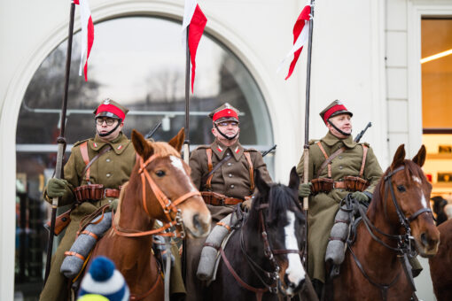 Obchody 103. rocznicy Powstania Wielkopolskiego 1918-1919. Obozowisko powstańcze - piknik historyczny u zbiegu ul Ludgardy oraz Paderewskiego, pod pomnikiem XV pułku Ułanów - Ułani na koniach.