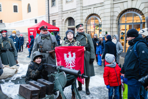 Obchody 103. rocznicy Powstania Wielkopolskiego 1918-1919. Obozowisko powstańcze - piknik historyczny u zbiegu ul Ludgardy oraz Paderewskiego, publiczność na placu...