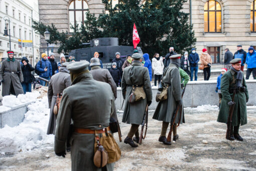 Obchody 103. rocznicy Powstania Wielkopolskiego 1918-1919. Obozowisko powstańcze - piknik historyczny u zbiegu ul Ludgardy oraz Paderewskiego, publiczność na placu...