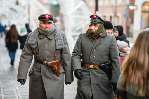 Obchody 103. rocznicy Powstania Wielkopolskiego 1918-1919. Obozowisko powstańcze - piknik historyczny u zbiegu ul Ludgardy oraz Paderewskiego, publiczność na placu...