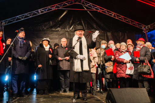 26. grudnia relacja z wydarzenia "Przyjazd Paderewskiego do Poznania" inscenizacja wydarzenia historycznego. Paderewski przemawia na scenie.