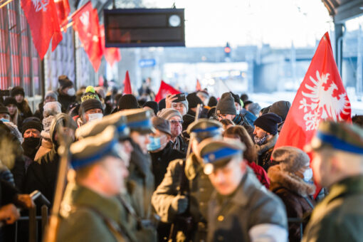 26. grudnia relacja z wydarzenia "Przyjazd Paderewskiego do Poznania" inscenizacja wydarzenia historycznego. Grupa rekonstruktorów historycznych w mundurach Straży Ludowej oczekuje na przyjazd Paderewskiego, by go eskortować na scenę.