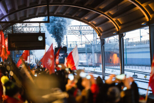 26. grudnia relacja z wydarzenia "Przyjazd Paderewskiego do Poznania" inscenizacja wydarzenia historycznego. Wjeżdżający pociąg z mistrzem. Tłum osób na dworcu z flagami narodowymi oraz powstania wielkopolskiego. W oddali widać nadjeżdżający pociąg parowy.