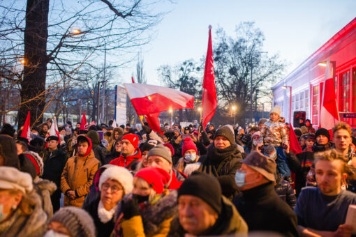 26. grudnia relacja z wydarzenia "Przyjazd Paderewskiego do Poznania" inscenizacja wydarzenia historycznego. Publiczność pod sceną.