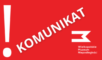 Na czerwonym tle biały wykrzyknik , napis KOMUNIKAT oraz logo Wielkopolskiego Muzeum Niepodległości.